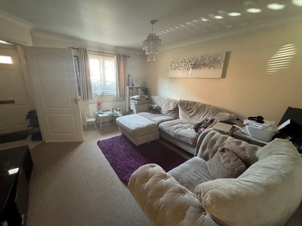 Lot: 216 - FREEHOLD THREE-BEDROOM SEMI-DETACHED HOUSE - A RESIDENTIAL INVESTMENT - Living room
